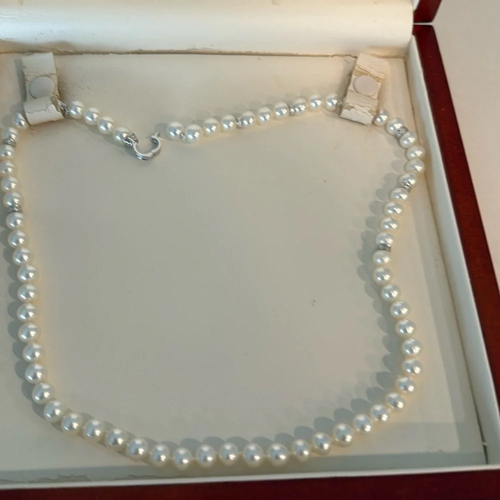 Vintage 20 inch high quality costume pearl necklace.
FINAL MARKDOWN. - Picture 4 of 11